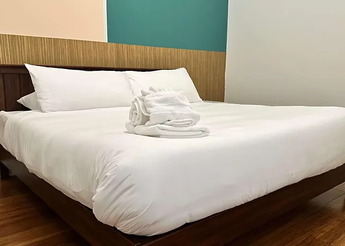 Chic 2 Bedroom 1 Parking Sleeps 6 *