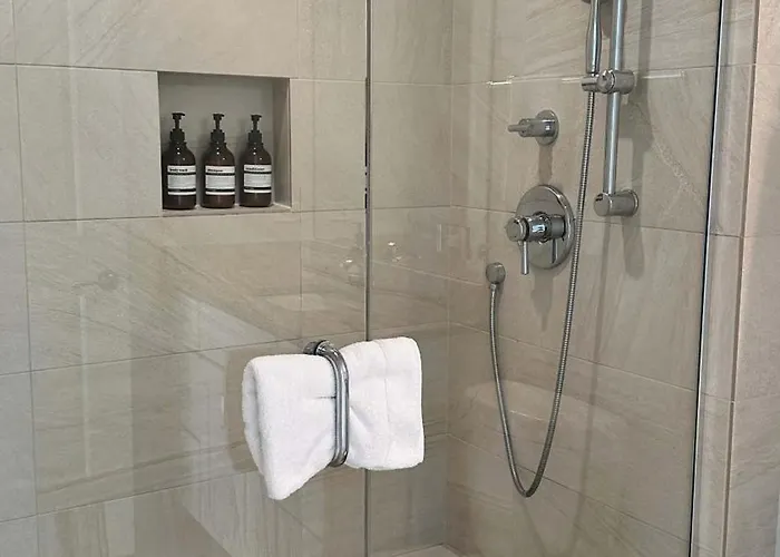 Chic 2 Bedroom 1 Parking Sleeps 6