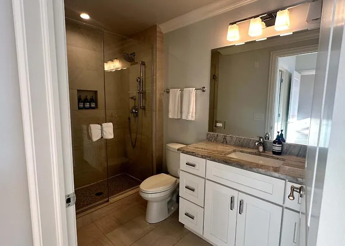 Chic 2 Bedroom 1 Parking Sleeps 6 *